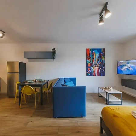 Little - Elegant & Quiet With Balcony Near Center شقة