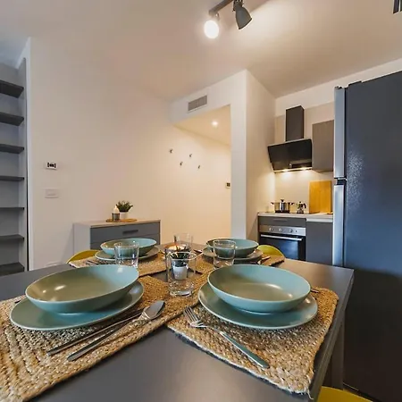 Little - Elegant & Quiet With Balcony Near Center شقة باري