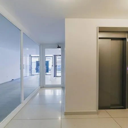 Little - Elegant & Quiet With Balcony Near Center *