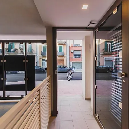 Little - Elegant & Quiet With Balcony Near Center *